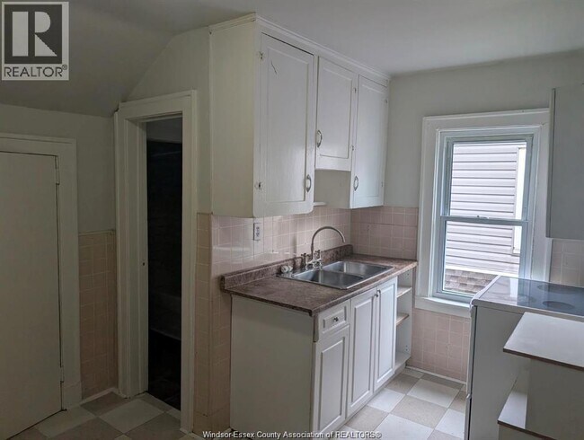 Photo - 1335 Marentette Ave