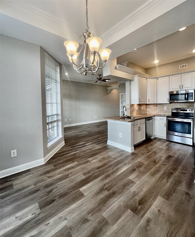 Building Photo - 5353 Memorial Dr Unit 1044