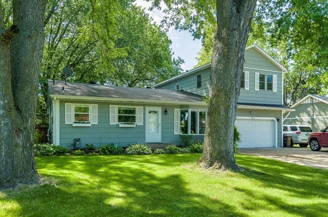Building Photo - Nice Updated 3br/3ba In Wayzata (1 car garage)