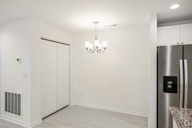 2BR, 2BA - 1,000SF - Dining Area