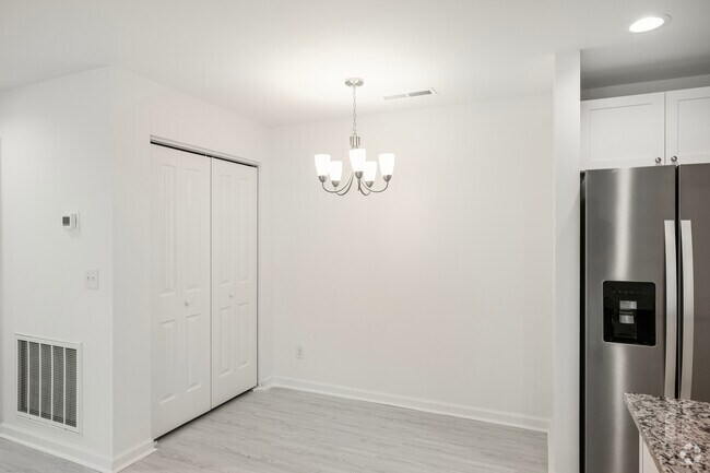 2BR, 2BA - 1,000SF - Dining Area - Colonial 171, 175, 179