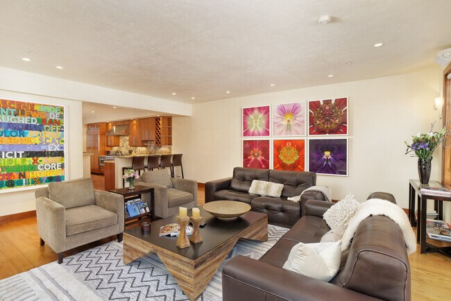 Photo - 712 S Galena St