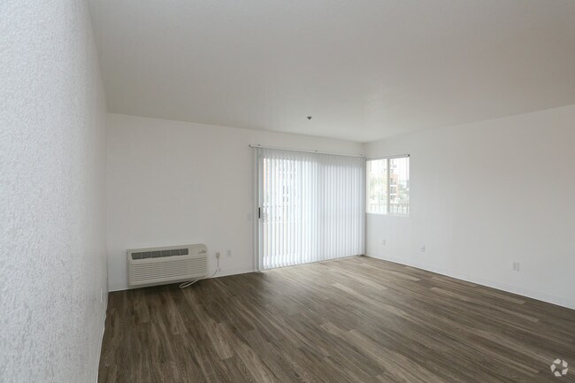 1 BR, 1 BA - 636 SF