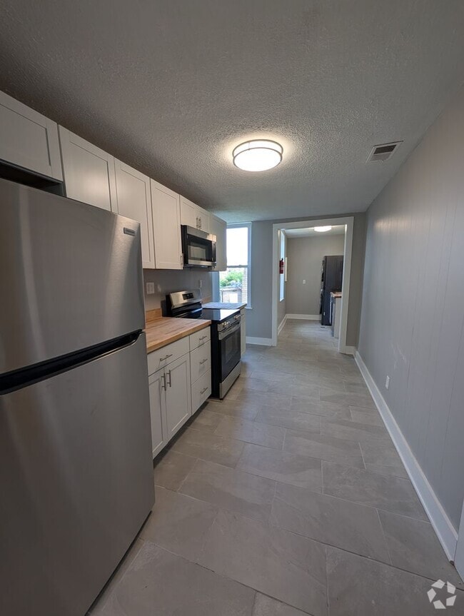 Building Photo - 1402 W Sycamore St Unit Apt #2