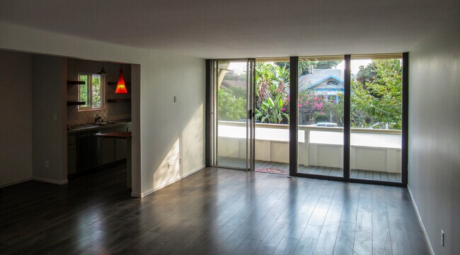 Living rm wide view - 1535 Yale St