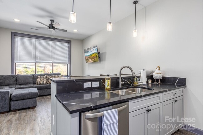 Building Photo - 138 S Main St Unit C