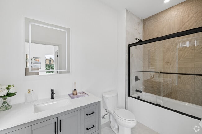 2BR, 2BA - 890SF - Primary Bathroom
