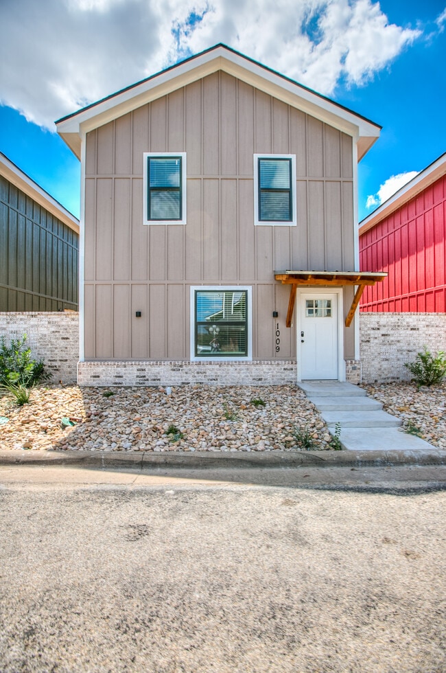 Photo - 1009 Holiday Dr