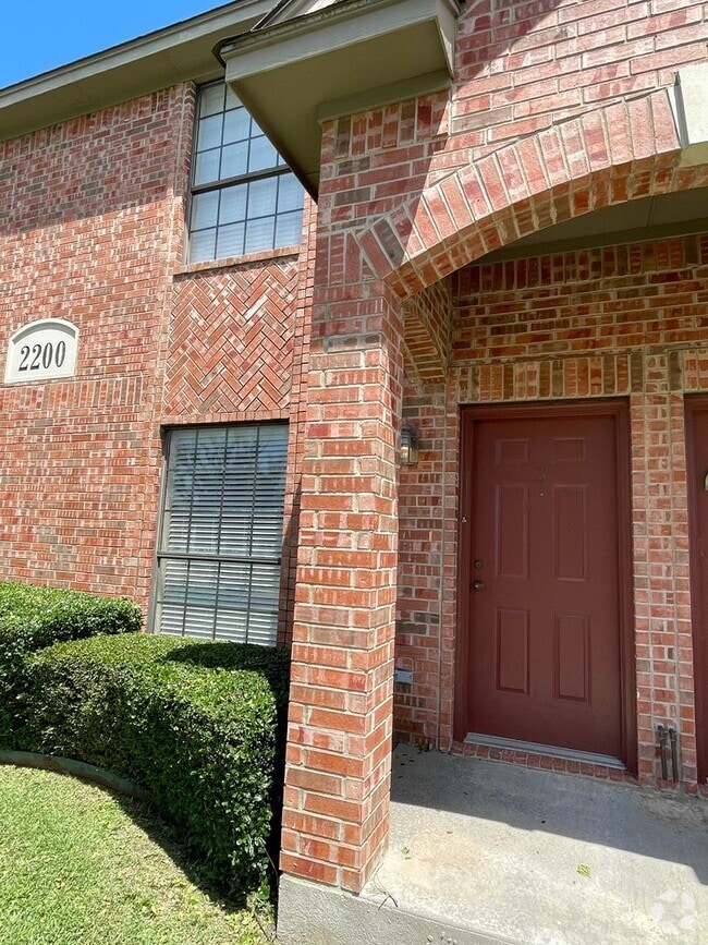 Building Photo - 2 BEDROOM TOWNHOME