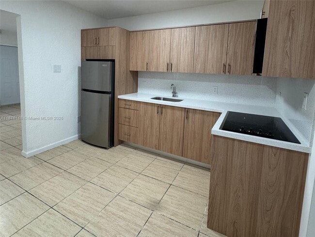 Building Photo - 713 SW 44th Ct Unit . Rental
