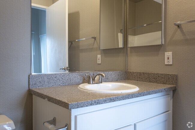 3BR, 2BA-1122 SF