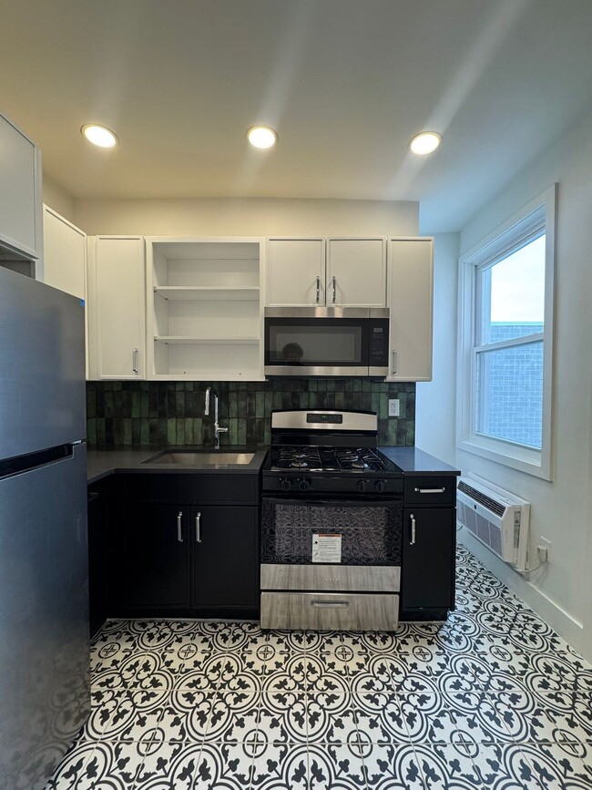 Building Photo - 28 Providence St Unit 4B Rental