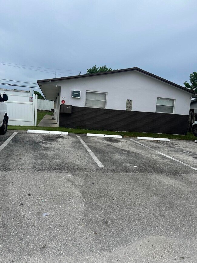 Building Photo - 3639 SW 13th Ct