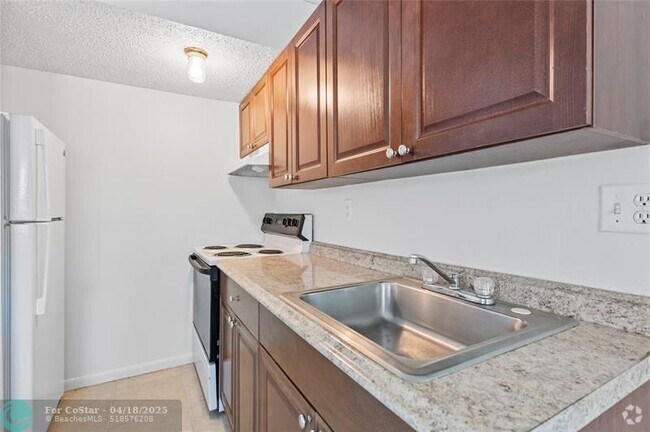 Building Photo - 4331 NW 19th St Unit 6 Rental