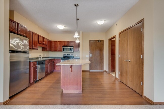 Oaks Glen Lake Apartments