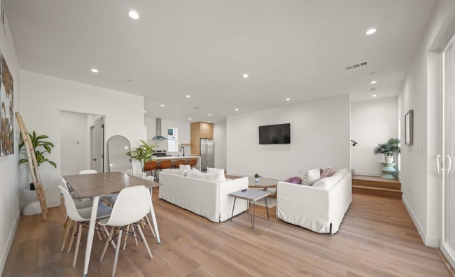 Building Photo - RECENTLY RENOVATED TOWNHOME | 5 BED 5 BATH | PRIVATE ROOFTOP DECK | PET FRIENDLY | SPACIOUS BEDR...