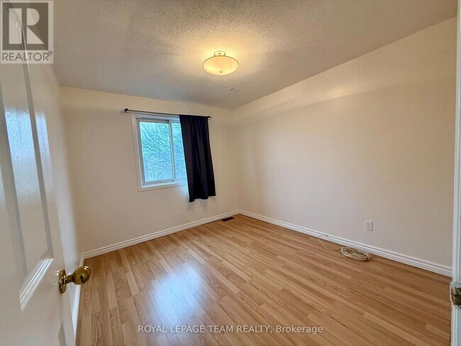 Photo - 128 Pinetrail Crescent