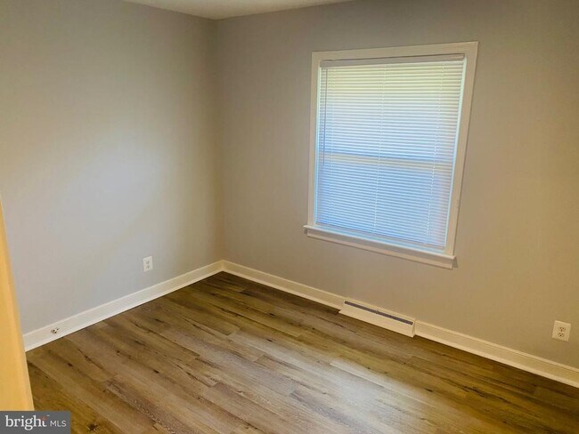 Photo - 856 Churchill Dr