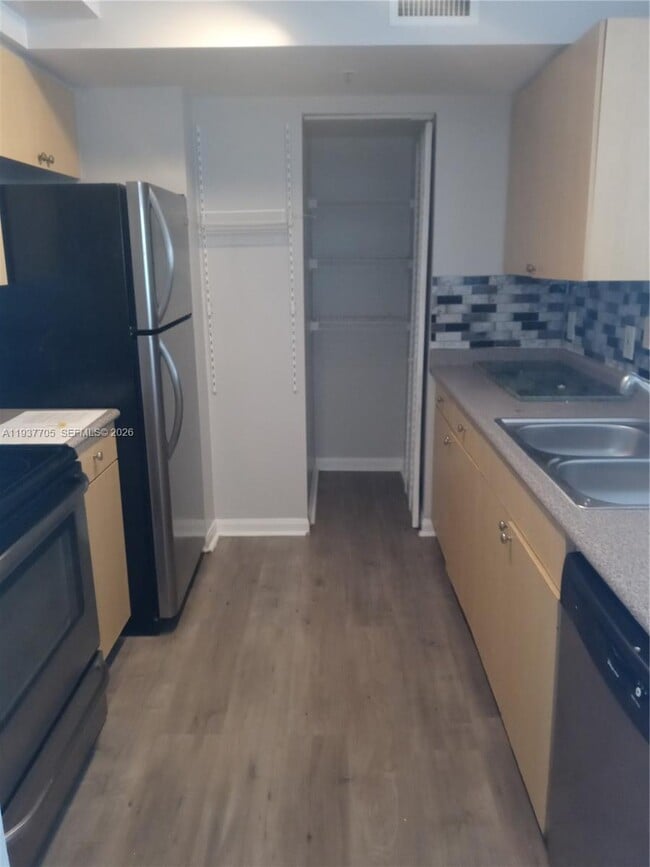 Building Photo - 1900 Van Buren St Unit 309B