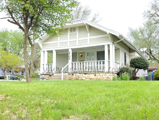 Building Photo - 2100 E 58th St