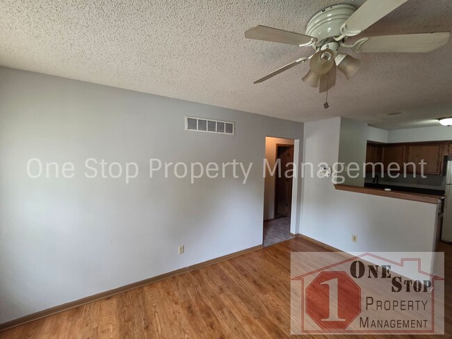 Photo - 3 Bedroom 1.5 Bathroom Duplex with 1 car garage in North Kansas City