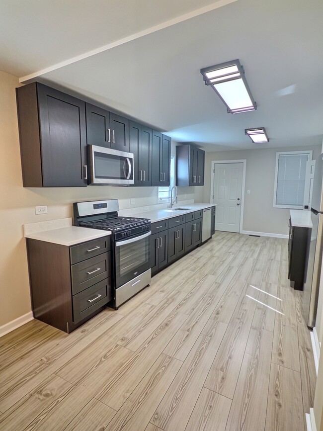 Photo - 515 W 40th Pl