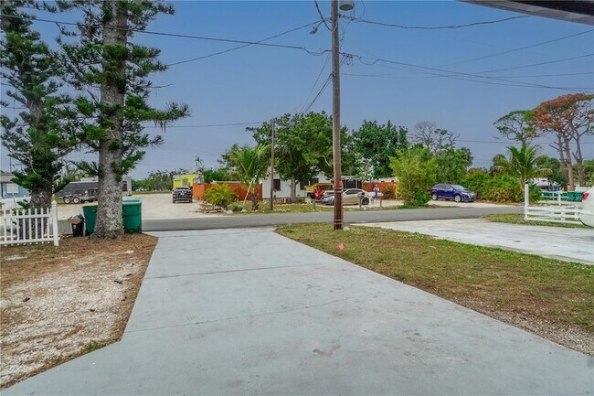 Photo - 985 Liberty St