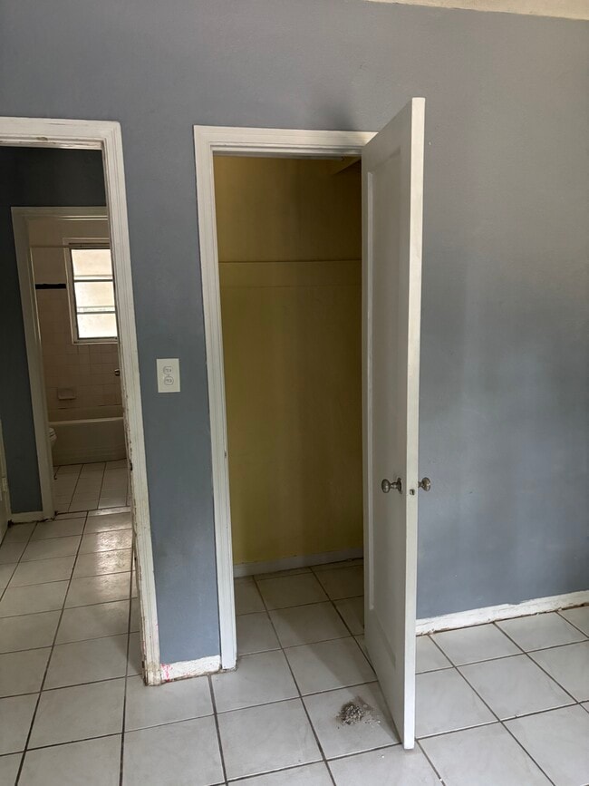 Photo - 1007 NE 112th St