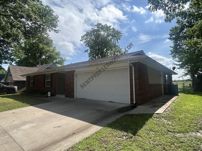 Photo - 900 S 27th St