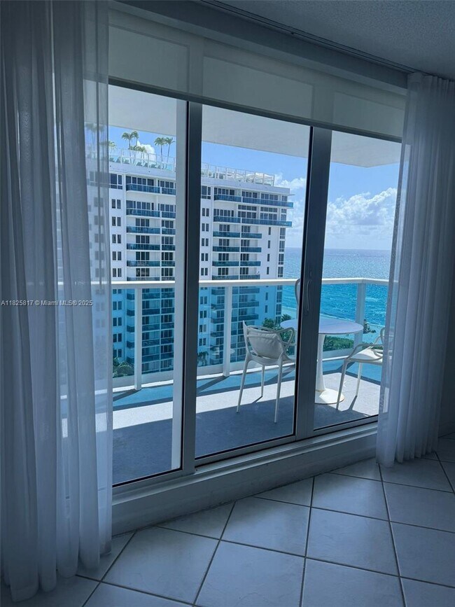 Photo - 2301 Collins Ave Unidad 1418