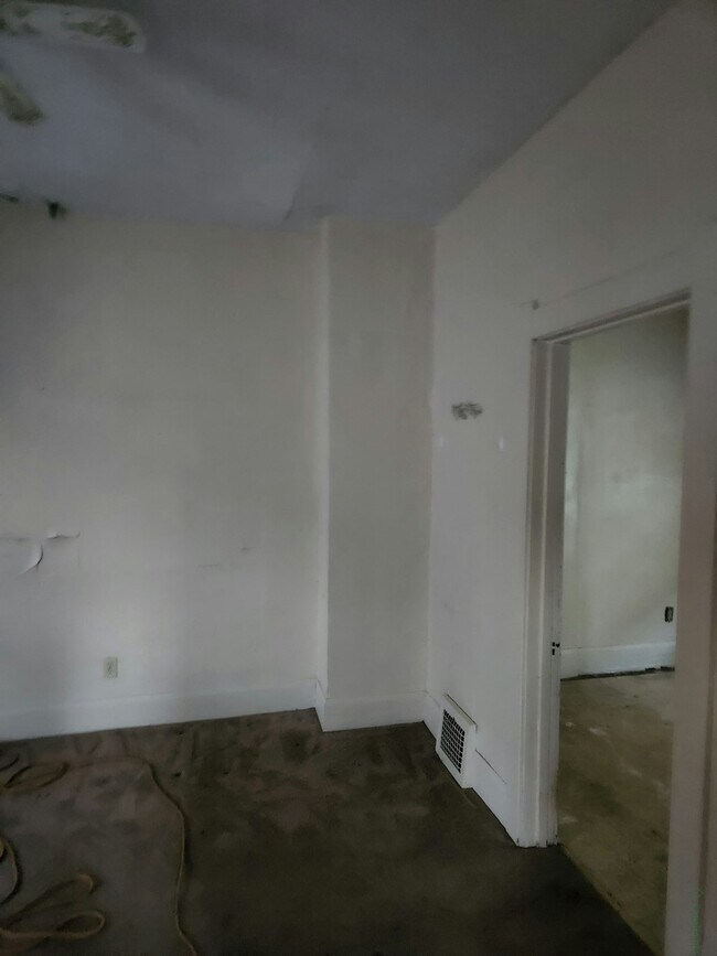 Photo - 2453 Caledonia St