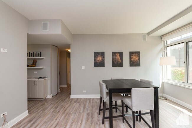 Photo - 211 E Ohio St Unidad 618