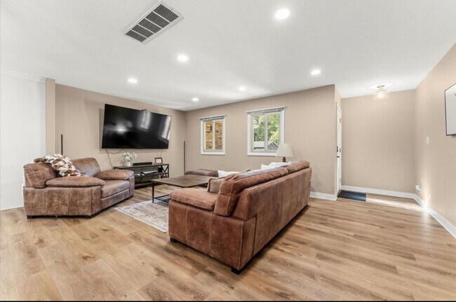 Photo - 408 Weathering Dr