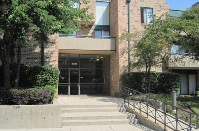 Building Photo - 1931 Prairie Square Unit 117 Rental