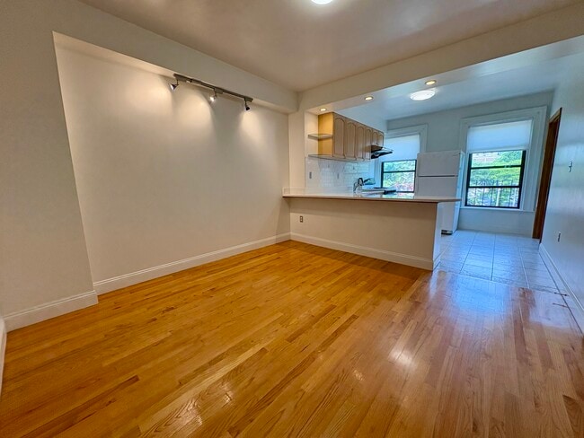 Building Photo - 49 Dwight St Unit 2 Rental