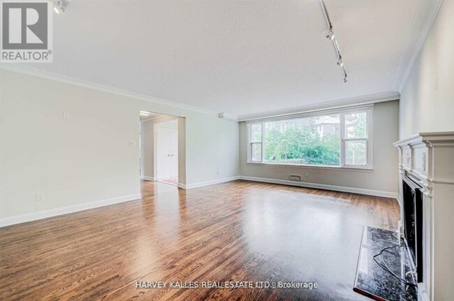 Photo - 209 Lytton Blvd