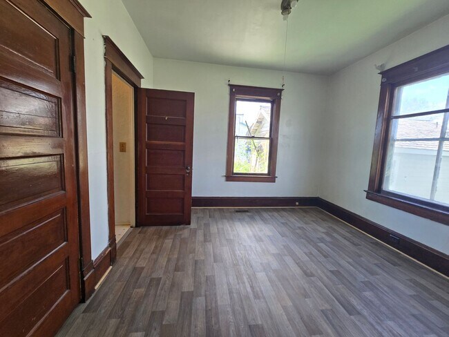 319 N 4th St