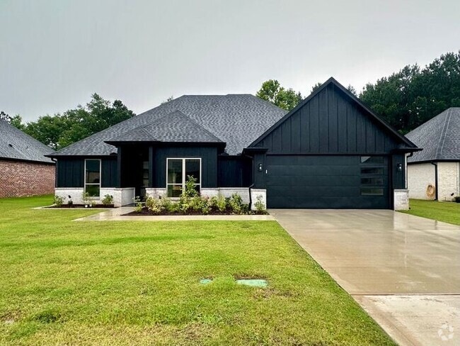 Building Photo - Available Now! Luxurious 3 Bedroom 2 Bath ... Rental