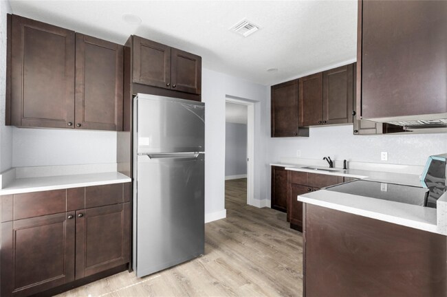 Photo - 683 NW 21 St