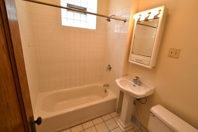 Photo - 3767 N Lakewood Ave Unit 2
