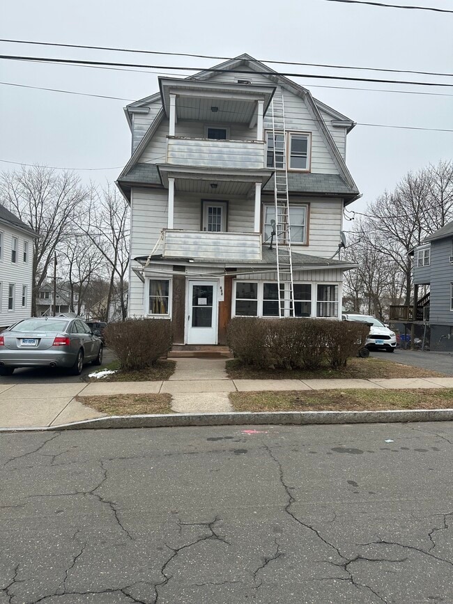Building Photo - 654 High St Rental