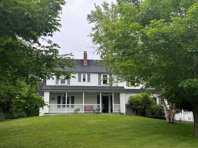 Photo - 4 Bedroom just minutes to Dartmouth