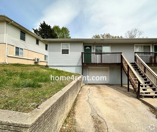 Building Photo - Adorable Duplex Home in KCK w/ Stainless S...