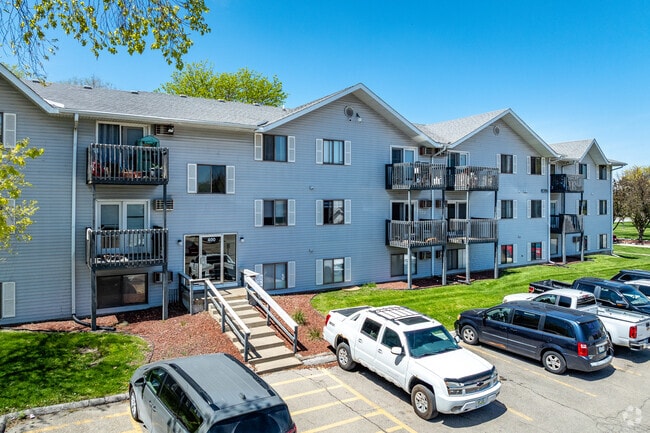 Country Court Apartments - Waukee