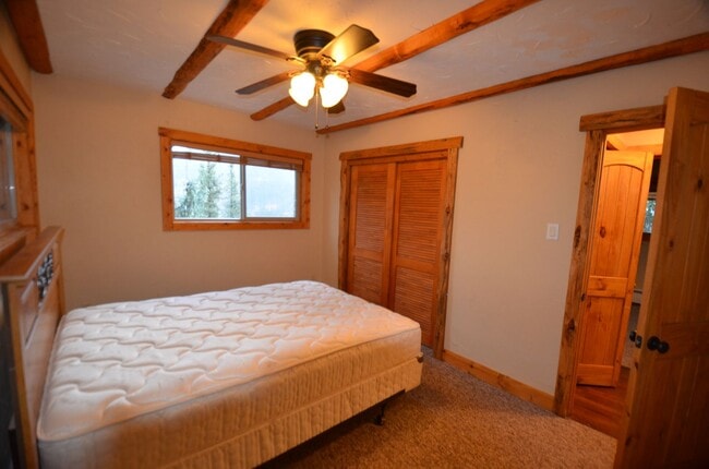 Building Photo - 471 High Point Dr Unit Middle Rental