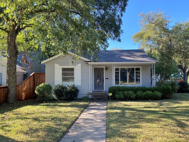Building Photo - 3 BED/2BATH BUNGALOW IN ARLINGTON HEIGHTS! Rental