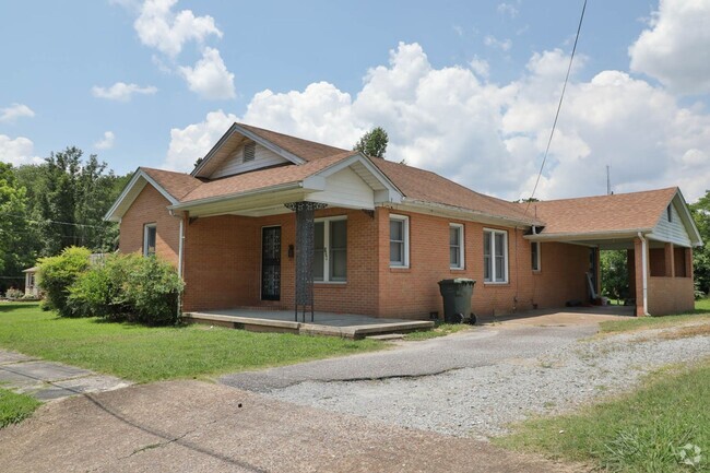 Building Photo - 3 BD, 1 BA Charming Brick Home!