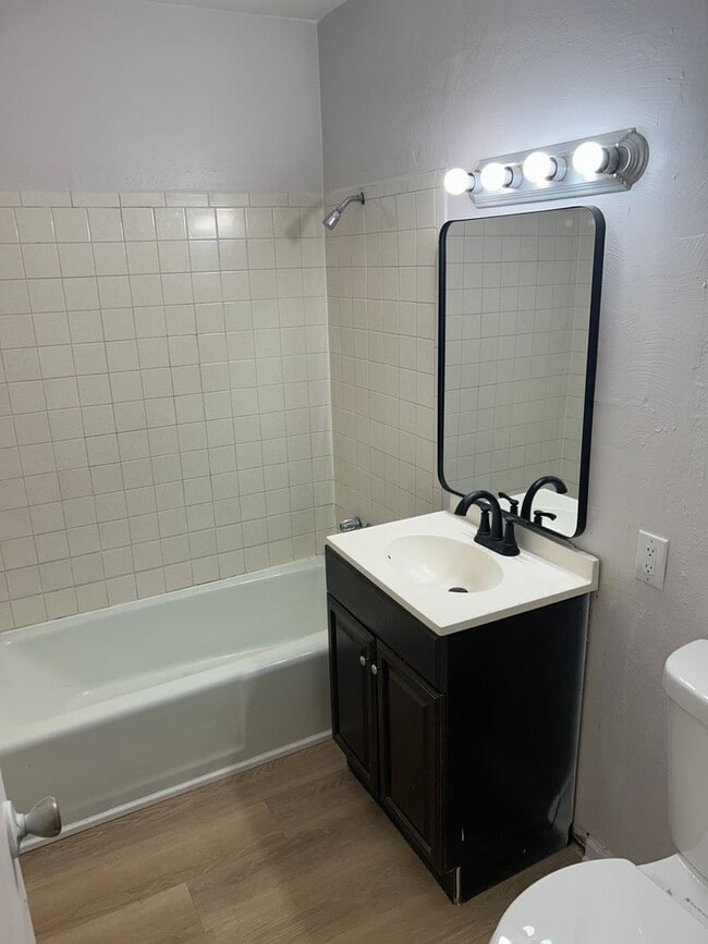 Photo - 1512 W 4th St Unit Apt B