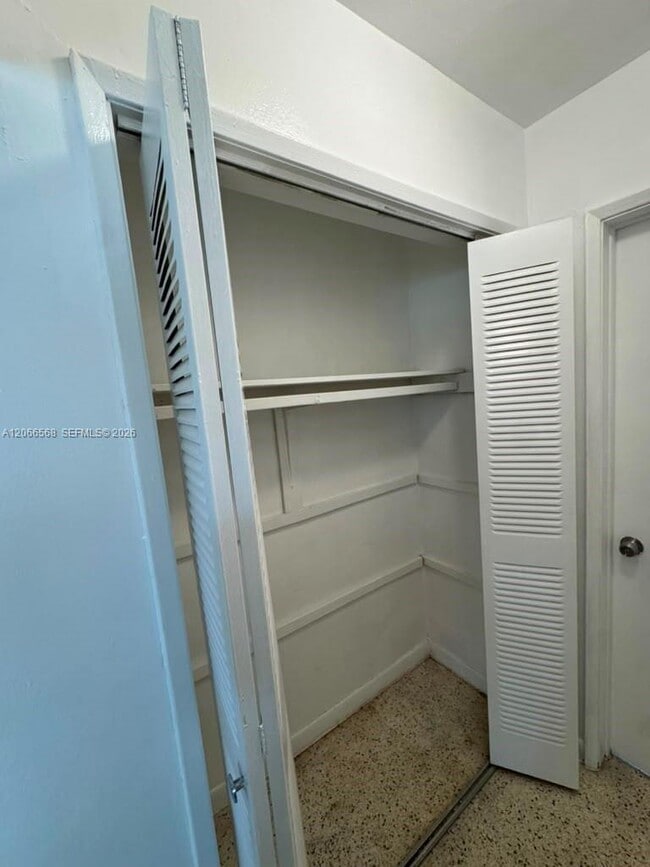 Photo - 735 W 15th St Unidad 4
