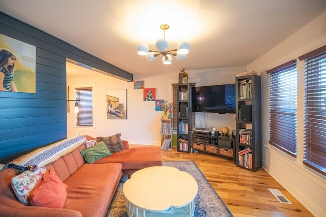 Photo - 2 bedroom 2 bath Madison cottage